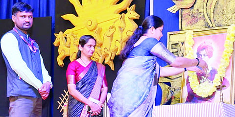 ಎಕ್ಸಲೆಂಟ್ ಆಂಗ್ಲ ಮಾಧ್ಯಮ ಶಾಲೆಯಲ್ಲಿ ರಾಷ್ಟ್ರೀಯ ಯುವ ದಿನಾಚರಣೆ ಕಾರ್ಯಕ್ರಮ ನಡೆಯಿತು. ಸುಪ್ರಿಯಾ ಭರತ್ ಜೈನ್, ರಶ್ಮಿತಾ ಜೈನ್, ಶಿಕ್ಷಕಿ ಶರ್ಮಿತಾ ನಾಯಕ್ ಮೊದಲಾದವರಿದ್ದರು.