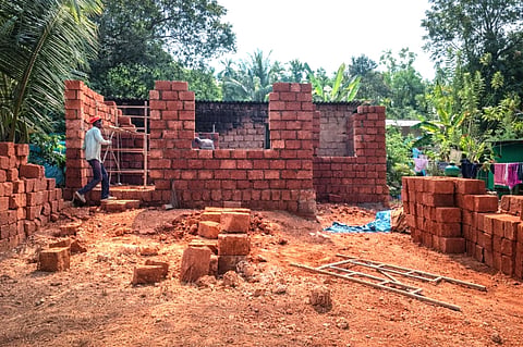 ಕಡಂದಲೆ ಗ್ರಾಮದ ಜನತಾ ನಗರದ ಬಡ ಕುಟುಂಬಕ್ಕೆ ಹ್ಯೂಮಾನಿಟಿ ಸಂಸ್ಥೆ ಮನೆ ಕಟ್ಟಿಕೊಡುತ್ತಿದೆ.