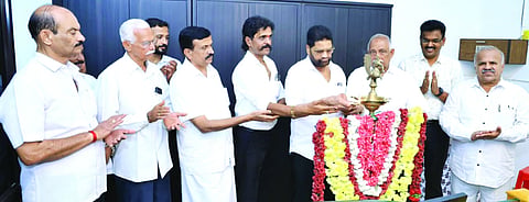  ಶಿರ್ತಾಡಿ ಪ್ರಾಥಮಿಕ ಕೃಷಿ ಪತ್ತಿನ ಸಹಕಾರ ಸಂಘದ ಕಚೇರಿಯನ್ನು ಡಾ.ಎಂ.ಎನ್.ರಾಜೇಂದ್ರ ಕುಮಾರ್ ಉದ್ಘಾಟಿಸಿದರು. ಅಭಯಚಂದ್ರ ಜೈನ್, ಭಾಸ್ಕರ್ ಎಸ್.ಕೋಟ್ಯಾನ್ ಮೊದಲಾದವರಿದ್ದರು.