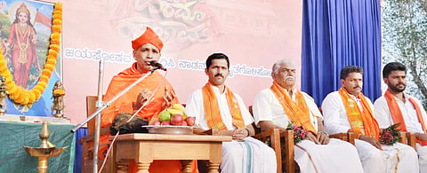 ತೋಡಾರಿನಲ್ಲಿ ಹೊಸಬೆಟ್ಟು ಮಂಡಲ ಹಿಂದೂ ಸಂಗಮ ಕಾರ್ಯಕ್ರಮದಲ್ಲಿ ಭಟ್ಟಾರಕ ಸ್ವಾಮೀಜಿ ಆಶೀರ್ವಚನ ನೀಡಿದರು. ಸುರೇಶ್ ಜಿ., ಸುನೀಲ್ ಶೆಟ್ಟಿ ಹಾನ್ಯಗುತ್ತು, ಸದಾಶಿವ ಟಿ.ಸುವರ್ಣ ಬಾರ್ದಿಲ್ ಮತ್ತಿತರರಿದ್ದರು.