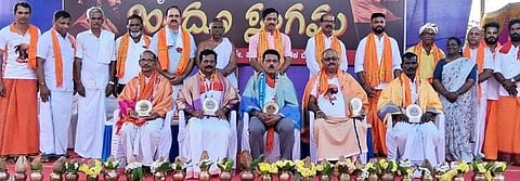 ಅಯೋಧ್ಯೆ ಕರಸೇವೆಯಲ್ಲಿ ಪಾಲ್ಗೊಂಡ ಕರಸೇವಕರನ್ನು ಕಲ್ಲಬೆಟ್ಟು ಮಂಡಲ ಹಿಂದೂ ಸಂಗಮದಲ್ಲಿ ಗೌರವಿಸಲಾಯಿತು. ಕೃಷ್ಣಪ್ರಸಾದ್ ಕಾಯರ್ ಕಟ್ಟೆ, ಮಾರೂರು ಖಂಡಿಗದ ರಾಮದಾಸ ಆಸ್ರಣ್ಣ ಮೊದಲಾದವರಿದ್ದರು.