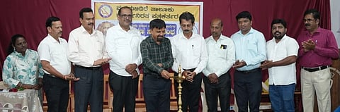 ಮೂಡುಬಿದಿರೆ ತಾಲೂಕು ಪತ್ರಕರ್ತರ ಸಂಘದ ಪದಾಧಿಕಾರಿಗಳ ಪದಗ್ರಹಣ ಸಮಾರಂಭ ಸಮಾಜಮಂದಿರದಲ್ಲಿ ನಡೆಯಿತು. ಶ್ರೀನಿವಾಸ್ ನಾಯಕ್ ಇಂದಾಜೆ, ನೂತನ ಅಧ್ಯಕ್ಷ ನವೀನ್ ಸಾಲ್ಯಾನ್ ಮೊದಲಾದವರಿದ್ದರು.