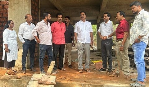 ಮೂಡುಬಿದಿರೆ ಪ್ರೆಸ್‌ಕ್ಲಬ್ ಪತ್ರಿಕಾ ಭವನ ಕಟ್ಟಡ ಕಾಮಗಾರಿಯನ್ನು ಶಾಸಕ ಉಮಾನಾಥ ಕೋಟ್ಯಾನ್ ವೀಕ್ಷಿಸಿದರು. ಕಾಮಗಾರಿಯ ಗುತ್ತಿಗೆದಾರ ಕೃಷ್ಣರಾಜ್, ಇಂಜಿನಿಯರ್ ಇಕ್ಬಾಲ್, ತಾಲೂಕು ಪತ್ರಕರ್ತರ ಸಂಘ ಅಧ್ಯಕ್ಷ ನವೀನ್ ಸಾಲ್ಯಾನ್ ಮೊದಲಾದವರಿದ್ದರು.
