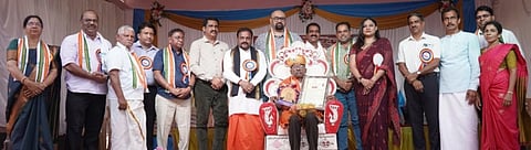 ಧನಂಜಯ ಮೂಡುಬಿದಿರೆ ಅವರಿಗೆ ಸ್ಫೂರ್ತಿರತ್ನ ಪ್ರಶಸ್ತಿ ಪ್ರದಾನ ಮಾಡಲಾಯಿತು. ಉಮಾನಾಥ ಕೋಟ್ಯಾನ್, ಅರ್ಜುನ್ ಭಂಡಾರ್ಕರ್, ಕೆ.ಅಭಯಚಂದ್ರ ಜೈನ್, ಸುದರ್ಶನ್ ಎಂ., ಲೀಲಾಧರ ಬಿ.ಶೆಟ್ಟಿಗಾರ್ ಮತ್ತಿತರರು ಉಪಸ್ಥಿತರಿದ್ದರು.