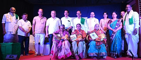 ಕೃಷಿ-ತುಳುವೆರೆ ಖುಷಿ ಕಾರ್ಯಕ್ರಮದಲ್ಲಿ ಕೃಷಿ ಕಾರ್ಮಿಕರನ್ನು ಸನ್ಮಾನಿಸಲಾಯಿತು. ಮಾಜಿ ಸಚಿವ ಕೆ.ಅಭಯಚಂದ್ರ ಜೈನ್, ಉದ್ಯಮಿ ಶ್ರೀಪತಿ ಭಟ್, ಸುಜೀರ್ ಗುತ್ತು ಐತಪ್ಪ ಆಳ್ವ, ತಿಮ್ಮಯ್ಯ ಶೆಟ್ಟಿ ಮೊದಲಾದವರಿದ್ದರು.