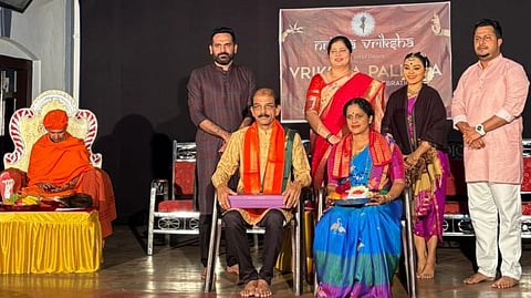 ವೃಕ್ಷ ಪಲ್ಲವ ಕಾರ್ಯಕ್ರಮದಲ್ಲಿ ನೃತ್ಯ ಗುರುಗಳನ್ನು ಗೌರವಿಸಲಾಯಿತು. ಸ್ವಸ್ತಿಶ್ರೀ ಭಟ್ಟಾರಕ ಚಾರುಕೀರ್ತಿ ಪಂಡಿತಾಚಾರ್ಯವರ್ಯ ಸ್ವಾಮೀಜಿ, ರಶ್ಮಿತಾ ಜೈನ್, ರೂಪೇಶ್ ಕುಮಾರ್ ಇದ್ದರು.