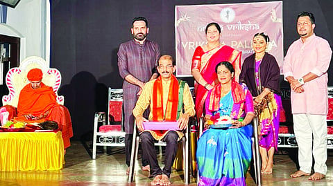 ವೃಕ್ಷ ಪಲ್ಲವ ಕಾರ್ಯಕ್ರಮದಲ್ಲಿ ನೃತ್ಯ ಗುರುಗಳನ್ನು ಗೌರವಿಸಲಾಯಿತು. ಸ್ವಸ್ತಿಶ್ರೀ ಭಟ್ಟಾರಕ ಚಾರುಕೀರ್ತಿ ಪಂಡಿತಾಚಾರ್ಯವರ್ಯ ಸ್ವಾಮೀಜಿ, ರಶ್ಮಿತಾ ಜೈನ್, ರೂಪೇಶ್ ಕುಮಾರ್ ಇದ್ದರು. 
