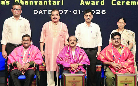 ಡಾ.ಎನ್.ಶೀತಲ್ ಕುಮಾರ್, ಡಾ.ಜಗದೀಶ್ ಕೋನರೆಡ್ಡಿ ಅವರಿಗೆ ಆಳ್ವಾಸ್ ಧನ್ವಂತರಿ ಪ್ರಶಸ್ತಿ, ಡಾ.ಜಿತೇಶ್ ಎಂ.ಕೆ. ಅವರಿಗೆ ಧನ್ವಂತರಿ ಪ್ರಶಸ್ತಿ ಪ್ರದಾನ ಮಾಡಲಾಯಿತು. ಡಾ.ಎಂ.ಮೋಹನ ಆಳ್ವ ಮತ್ತಿತರರು ಉಪಸ್ಥಿತರಿದ್ದರು.