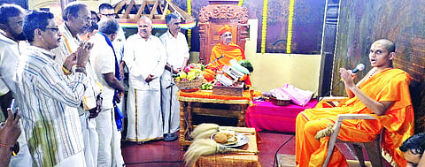 ಮೂಡುಬಿದಿರೆ ಜೈನಮಠಕ್ಕೆ ಶೀರೂರು ಸ್ವಾಮೀಜಿ ಭೇಟಿ ನೀಡಿದರು. ಸ್ವಸ್ತಿಶ್ರೀ ಭಟ್ಟಾರಕ ಚಾರುಕೀರ್ತಿ ಪಂಡಿತಾಚಾರ್ಯವರ್ಯ ಸ್ವಾಮೀಜಿ ಮೊದಲಾದವರಿದ್ದರು.