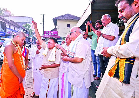  ಮೂಡುಬಿದಿರೆ ಎಂಸಿಎಸ್ ಬ್ಯಾಂಕ್‌ಗೆ ಶ್ರೀ ವೇದವರ್ಧನ ತೀರ್ಥ ಸ್ವಾಮೀಜಿ ಭೇಟಿ ನೀಡಿದರು. ಪ್ರಮುಖರಾದ ಪ್ರದೀಪ್ ಕುಮಾರ್ ಕಲ್ಕೂರ, ಉದ್ಯಮಿ ಕೆ.ಶ್ರೀಪತಿ ಭಟ್, ಜಿಲ್ಲಾ ಬಿಜೆಪಿ ಮಾಜಿ ಅಧ್ಯಕ್ಷ ಸುದರ್ಶನ್ ಎಂ., ಸೊಸೈಟಿ ಉಪಾಧ್ಯಕ್ಷ ಗಣೇಶ್ ನಾಯಕ್, ಕಾರ್ಯದರ್ಶಿ ರಘುವೀರ್ ಕಾಮತ್ ಉಪಸ್ಥಿತರಿದ್ದರು.