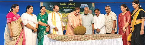  ಮೂಡುಬಿದಿರೆಯಲ್ಲಿ ಹಲಸು-ಮಾವು, ಸ್ವದೇಶಿ ಉತ್ಪನ್ನಗಳ ಬೃಹತ್ ಪ್ರದರ್ಶನ ಮತ್ತು ಮಾರಾಟ ಮೇಳವನ್ನು ಡಾ.ಎಂ.ಮೋಹನ್ ಆಳ್ವ ಉದ್ಘಾಟಿಸಿದರು. ಪ್ರಮುಖರಾದ ಅಭಯಚಂದ್ರ ಜೈನ್, ರಶ್ಮಿತಾ ಜೈನ್, ಇಂದು ಎಂ. ಮತ್ತಿತರರಿದ್ದರು.