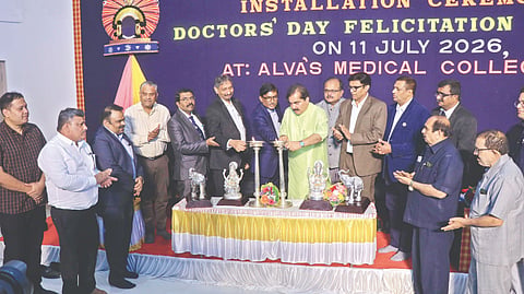  ಆಳ್ವಾಸ್ ವೈದ್ಯಕೀಯ ವಿಜ್ಞಾನ ಮತ್ತು ಸಂಶೋಧನಾ ಕೇಂದ್ರದಲ್ಲಿ ನಡೆದ ಐಎಂಎ ಮೂಡುಬಿದಿರೆ ಘಟಕ ಪದಗ್ರಹಣ ಸಮಾರಂಭದಲ್ಲಿ ಡಾ.ಎಂ.ಮೋಹನ ಆಳ್ವ, ಡಾ.ಟಿ.ಎ.ವೀರಭದ್ರಯ್ಯ, ಡಾ.ಯೋಗಾನಂದ ರೆಡ್ಡಿ ಉಪಸ್ಥಿತರಿದ್ದರು.