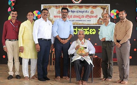  ಆಳ್ವಾಸ್ ಕನ್ನಡ ಮಾಧ್ಯಮ ಪ್ರೌಢಶಾಲೆಯ ವಿದ್ಯಾರ್ಥಿ ಸಂಸತ್ತಿನ ಪದಗ್ರಹಣ ಸಮಾರಂಭದಲ್ಲಿ ಮುನಿರಾಜ ರೆಂಜಾಳ ಅವರನ್ನು ಸನ್ಮಾನಿಸಲಾಯಿತು. ಪ್ರೀತಂ ಕುಂದರ್, ಪ್ರಶಾಂತ್ ಬಿ. ಮತ್ತಿತರರಿದ್ದರು.