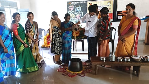 ಕಟೀಲೇಶ್ವರಿ ಜ್ಞಾನವಿಕಾಸ ಕೇಂದ್ರದಲ್ಲಿ ನಡೆದ ಪೌಷ್ಟಿಕ ಆಹಾರ ಪ್ರಾತ್ಯಕ್ಷಿಕೆ ಕಾರ್ಯಕ್ರಮದಲ್ಲಿ ಜನಜಾಗೃತಿ ವೇದಿಕೆ ಸದಸ್ಯ ಮುನಿರಾಜ ಹೆಗ್ಡೆ, ಒಕ್ಕೂಟ ಅಧ್ಯಕ್ಷೆ ಶೋಭಾ, ವಸಂತಿ ಮತ್ತಿತರರಿದ್ದರು.  