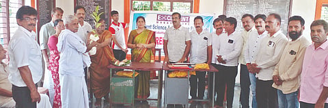  ಮರಿಯಾಡಿಯ ನಡ್ಯೋಡಿ ದೈವಸ್ಥಾನದಲ್ಲಿ ‘ಸಸ್ಯ ಶ್ಯಾಮಲಾ-2026’ ಕಾರ್ಯಕ್ರಮದಲ್ಲಿ ರಶ್ಮಿತಾ ಜೈನ್, ಪ್ರಸನ್ನ ಹೆಗ್ಡೆ, ರಾಮದಾಸ ಆಸ್ರಣ್ಣ ಮತ್ತಿತರರಿದ್ದರು.