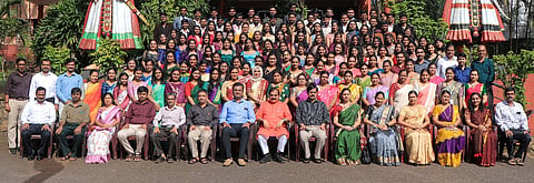  ಆಳ್ವಾಸ್ ಆಯುರ್ವೇದ ವೈದ್ಯಕೀಯ ಕಾಲೇಜಿನ 26ನೇ ಬ್ಯಾಚ್ ವಿದ್ಯಾರ್ಥಿಗಳ ಬೀಳ್ಕೊಡುಗೆ ಕಾರ್ಯಕ್ರಮ ನಡೆಯಿತು. ಡಾ.ಎಂ.ಮೋಹನ ಆಳ್ವ, ಸುರೇಖಾ ಪೈ, ಮಂಜುನಾಥ್ ಭಟ್ ಮತ್ತಿತರರಿದ್ದರು.