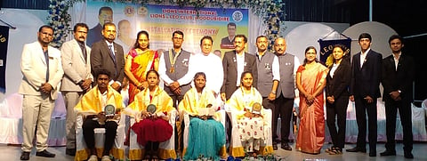  ಲಯನ್ಸ್ ಕ್ಲಬ್ ನೂತನ ಪದಾಧಿಕಾರಿಗಳ ಪದಗ್ರಹಣ ಸಮಾರಂಭದಲ್ಲಿ ಸಾಧಕ ವಿದ್ಯಾರ್ಥಿಗಳನ್ನು ಸನ್ಮಾನಿಸಲಾಯಿತು. ವಿನ್ಸೆಂಟ್ ಡಿಸೋಜ, ಓಸ್ವಾಲ್ಡ್ ಡಿಸೋಜ, ರಿಚರ್ಡ್ ಕರ್ಡೋಜ ಮತ್ತಿತರರಿದ್ದರು.  