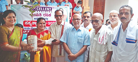 ಕಲ್ಲಬೆಟ್ಟು ಶ್ರೀ ಮಹಾಮಾಯಿ ದೇವಸ್ಥಾನದಲ್ಲಿ ನಡೆದ ಸಸ್ಯ ಶ್ಯಾಮಲಾ-2026 ಕಾರ್ಯಕ್ರಮದಲ್ಲಿ ರಶ್ಮಿತಾ ಯುವರಾಜ್ ಜೈನ್, ರಮೇಶಚಂದ್ರ ಪಿ., ಸುಂದರ ಶೆಟ್ಟಿ ಮತ್ತಿತರರಿದ್ದರು.