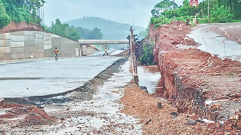  ಪುತ್ತಿಗೆ ಗ್ರಾಪಂ ವ್ಯಾಪ್ತಿಯ ಕಾಯರ್‌ಪುಂಡು ಬಳಿ ರಾಷ್ಟ್ರೀಯ ಹೆದ್ದಾರಿ ಕಾಮಗಾರಿಯಿಂದ ತಡೆಗೋಡೆ ಅಪಾಯದ ಸ್ಥಿತಿಗೆ ತಲುಪಿರುವುದು.  