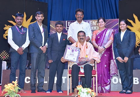  ಎಕ್ಸಲೆಂಟ್ ಆಂಗ್ಲ ಮಾಧ್ಯಮ ಶಾಲೆಯಲ್ಲಿ ನಡೆದ ನೂತನ ಶಾಲಾ ಸಂಸತ್ ಸದಸ್ಯರ ಪದಗ್ರಹಣ ಸಮಾರಂಭದಲ್ಲಿ ರವೀಂದ್ರ ಪುತ್ತೂರು ಅವರನ್ನು ಸನ್ಮಾನಿಸಲಾಯಿತು. ಸಂಸ್ಥೆ ಅಧ್ಯಕ್ಷ ಯುವರಾಜ ಜೈನ್, ಸಂಸ್ಥೆ ಕಾರ್ಯದರ್ಶಿ ರಶ್ಮಿತಾ ಜೈನ್, ಸಂಸ್ಥೆ ಆಡಳಿತ ನಿರ್ದೇಶಕ ಡಾ.ಬಿ.ಪಿ ಸಂಪತ್ ಕುಮಾರ್ ಮೊದಲಾದವರಿದ್ದರು.