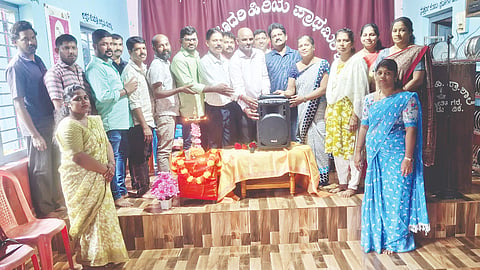  ಜ್ಯೋತಿನಗರ ಸರ್ಕಾರಿ ಶಾಲೆಗೆ ಗ್ಯಾರೇಜು ಮಾಲೀಕರ ಸಂಘದಿಂದ ಧ್ವನಿವರ್ಧಕ ಹಸ್ತಾಂತರಿಸಿದ ಸಂದರ್ಭ ಗುರುಪ್ರಸಾದ್, ಶಂಕರ್ ಕೋಟ್ಯಾನ್, ಅಪೋಲಿಯನ್ ಮೊನಿಸ್ ಮತ್ತಿತರರಿದ್ದರು.
