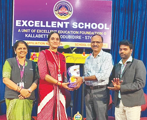  ಎಕ್ಸಲೆಂಟ್ ಸಿಬಿಎಸ್‌ಇ ಶಾಲೆಯಲ್ಲಿ ಎಚ್‌ಪಿವಿ ಲಸಿಕೆ ಜಾಗೃತಿ ಕಾರ್ಯಕ್ರಮದಲ್ಲಿ ಡಾ.ಅಕ್ಷತಾ ನಾಯಕ್ ಅವರನ್ನು ಗೌರವಿಸಲಾಯಿತು. ಶ್ರೀಪ್ರಸಾದ್, ಸಂಪತ್ ಕುಮಾರ್, ವಿಮಲಾ ಶೆಟ್ಟಿ ಮತ್ತಿತರರಿದ್ದರು.  