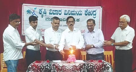 ಮೂಡುಬಿದಿರೆಯಲ್ಲಿ ರಂಬೂಟಾನ್ ಮಾಹಿತಿ ಕಾರ್ಯಕ್ರಮದಲ್ಲಿ ಡಾ.ಚೈತನ್ಯ, ಪ್ರಭಾಚಂದ್ರ ಜೈನ್, ಮಹೇಶ್ ಎನ್., ಅಭಯಕುಮಾರ್ ಉಪಸ್ಥಿತರಿದ್ದರು.