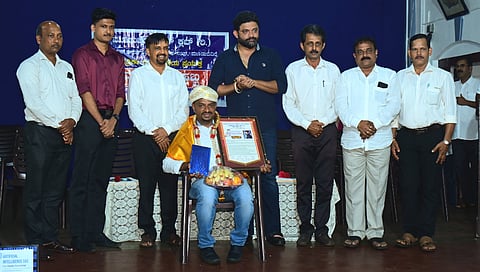  ‘ಮಾಧ್ಯಮ ಹಬ್ಬ’ ಕಾರ್ಯಕ್ರಮದಲ್ಲಿ ವಿಡಿಯೋ ಜರ್ನಲಿಸ್ಟ್, ಮೂಡುಬಿದಿರೆ ಬಿರಾವು ಮೂಲದ ನವೀನ್ ಸುವರ್ಣ ಅವರನ್ನು ಗೌರವಿಸಲಾಯಿತು. ಪ್ರೆಸ್ ಕ್ಲಬ್ ಅಧ್ಯಕ್ಷ ಬಿ.ಸೀತಾರಾಮ ಆಚಾರ್ಯ, ಮಾಜಿ ಸಚಿವ ಕೆ.ಅಭಯಚಂದ್ರ, ಕೆಪಿಸಿಸಿ ಕಾರ್ಯದರ್ಶಿ ಮಿಥುನ್ ರೈ ಮೊದಲಾದವರಿದ್ದರು.