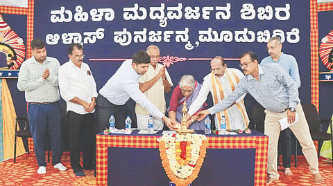  ಆಳ್ವಾಸ್‌ನಿಂದ ರಾಜ್ಯಮಟ್ಟದ ಮಹಿಳಾ ಮದ್ಯವರ್ಜನ ಶಿಬಿರಕ್ಕೆ ಚಾಲನೆ ನೀಡಲಾಯಿತು. ಡಾ.ಹಿಲ್ಡಾ ರಾಯಪ್ಪನ್, ಮಾಜಿ ಸಚಿವ ಕೆ.ಅಭಯಚಂದ್ರ ಜೈನ್, ಆಳ್ವಾಸ್ ಶಿಕ್ಷಣ ಪ್ರತಿಷ್ಠಾನದ ಟ್ರಸ್ಟಿ ಡಾ.ವಿನಯ್ ಆಳ್ವ ಮೊದಲಾದವರಿದ್ದರು.  