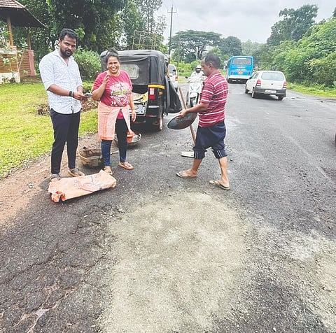  ಕೀರ್ತಿನಗರ ವೃತ್ತ ಬಳಿಯ ರಸ್ತೆ ಗುಂಡಿ ಮುಚ್ಚಿದ ಡಯಾನಾ ಸೆರಾವೊ ನೇತೃತ್ವದಲ್ಲಿ ದುರಸ್ತಿಗೊಳಿಸಲಾಯಿತು. 