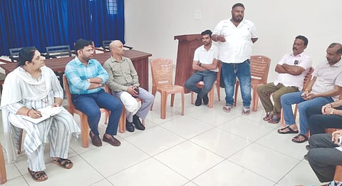  ಟ್ರಾಫಿಕ್ ಸಮಸ್ಯೆ ಕುರಿತ ಸಭೆ ನಡೆಯಿತು. ತಹಸೀಲ್ದಾರ್ ಶ್ರೀಧರ ಮುಂದಲಮನಿ, ನಾರಾಯಣ ಎ.ಎಂ., ಪುಟ್ಟರಾಜು ಮತ್ತಿತರರಿದ್ದರು. 