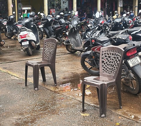 ಪಾರ್ಕಿಂಗ್ ಜಾಗದಲ್ಲಿ ಕುರ್ಚಿ ಇರಿಸಿರುವುದು.  