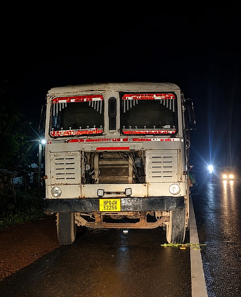  ಬನ್ನಡ್ಕದಲ್ಲಿ ಕೆಟ್ಟು ನಿಂತ ಡಿಬಿಎಲ್ ಲಾರಿ.