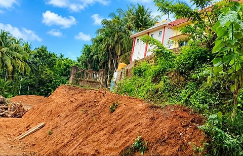 ಇರುವೈಲು ಶಾಲೆಯ ಅಂಚಿನವರೆಗೂ ಮಣ್ಣು ಅಗೆದಿರುವುದು