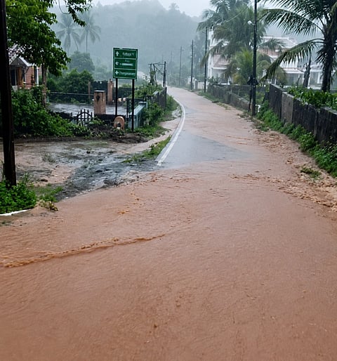  ತೆಂಕಮಿಜಾರಿನಲ್ಲಿ ಹೆದ್ದಾರಿಯ ಅವ್ಯವಸ್ಥೆ.  