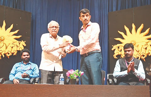 ಎಕ್ಸಲೆಂಟ್ ವಿದ್ಯಾಸಂಸ್ಥೆಯಲ್ಲಿ ನಡೆದ ಪಶ್ಚಿಮ ಘಟ್ಟಗಳ ಸಸ್ಯ ವೈವಿಧ್ಯತೆ ಜಾಗೃತಿ ಕಾರ್ಯಕ್ರಮದಲ್ಲಿ ಸಂಪನ್ಮೂಲ ವ್ಯಕ್ತಿಯನ್ನು ಗೌರವಿಸಲಾಯಿತು. ಸಂಸ್ಥೆ ಕಾರ್ಯದರ್ಶಿ ರಶ್ಮಿತಾ ಜೈನ್, ಮುಖ್ಯಶಿಕ್ಷಕ ಶಿವಪ್ರಸಾದ್ ಭಟ್ ಮೊದಲಾದವರಿದ್ದರು.