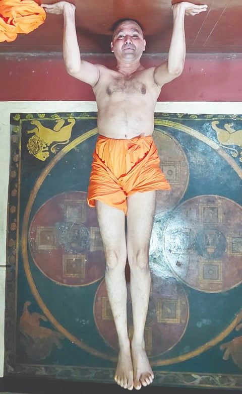 ಮೂಡುಬಿದಿರೆ ಭಟ್ಟಾರಕ ಸ್ವಾಮೀಜಿಯಿಂದ ಯೋಗಾಸನ.