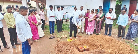 ನೀರ್ಕೆರೆ ಶಾಲೆಯಲ್ಲಿ ಹೊಸ ತರಗತಿ ಕೊಠಡಿಗಳ, ಸ್ಮಾರ್ಟ್ ತರಗತಿ ಉದ್ಘಾಟನೆ, ಕೊಠಡಿಗಳಿಗೆ ಶಂಕುಸ್ಥಾಪನೆ ನೆರವೇರಿಸಲಾಯಿತು. ಸಂಸದ ಕ್ಯಾ.ಬ್ರಿಜೇಶ್ ಚೌಟ, ಶಾಸಕ ಉಮಾನಾಥ ಎ.ಕೋಟ್ಯಾನ್, ಮಂಗಳೂರು ಕರಾವಳಿ ಅಭಿವೃದ್ಧಿ ಮಂಡಳಿ ಅಧ್ಯಕ್ಷ ಎಂ.ಎ.ಗೂರ್ ಮೊದಲಾದವರಿದ್ದರು.