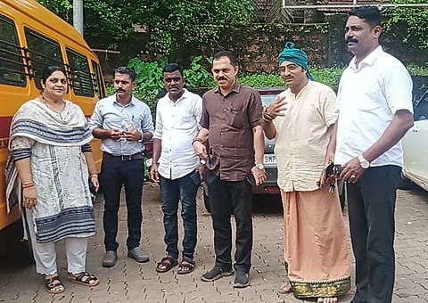  ಕೆ.ಅಮರನಾಥ ಶೆಟ್ಟಿ ವೃತ್ತದ ಬಳಿ ಕೆಎಸ್ಸಾರ್ಟಿಸಿಯ ಬಸ್‌ಗಳ ತಾತ್ಕಾಲಿಕ ತಂಗುದಾಣಕ್ಕಾಗಿ ಸ್ಥಳ ಪರಿಶೀಲನೆ ನಡೆಸಲಾಯಿತು. ರಾಜೇಶ್ ಶೆಟ್ಟಿ, ಇಂದು ಎಂ., ಅರುಣ್ ಕುಮಾರ್ ಶೆಟ್ಟಿ ಮತ್ತಿತರರಿದ್ದರು.