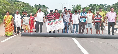  ಪುತ್ತಿಗೆ-ಕಾಯಪುರ್ಂಡು ಸವೀರ್ಸ್ ರಸ್ತೆ ಪೂರ್ಣಗೊಳಿಸಲು ಆಗ್ರಹಿಸಿ ಗ್ರಾಮಸ್ಥರು ಪ್ರತಿಭಟನೆ ನಡೆಸಿದರು.  