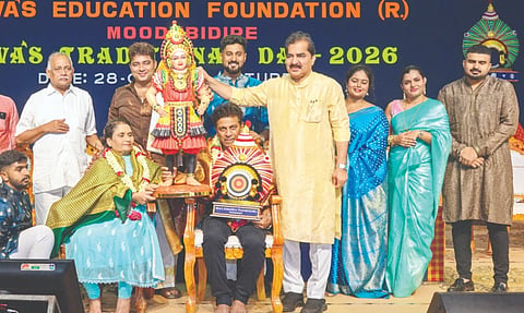 ಆಳ್ವಾಸ್ ಶಿಕ್ಷಣ ಪ್ರತಿಷ್ಠಾನದಲ್ಲಿ ಶನಿವಾರ ಆಯೋಜಿಸಲಾದ ಸಂಪ್ರದಾಯ ದಿನ ಕಾರ್ಯಕ್ರಮದಲ್ಲಿ ನಟ ಶಿವರಾಜ್ ಕುಮಾರ್-ಗೀತಾ ದಂಪತಿಯನ್ನು ಗೌರವಿಸಲಾಯಿತು. ಆಳ್ವಾಸ್ ಶಿಕ್ಷಣ ಪ್ರತಿಷ್ಠಾನದ ಅಧ್ಯಕ್ಷ ಡಾ.ಎಂ.ಮೋಹನ ಆಳ್ವ, ನಟ ರಾಹುಲ್ ಅಮೀನ್, ಶೈಲಶ್ರೀ ಮೂಲ್ಕಿ ಮೊದಲಾದವರಿದ್ದರು.  