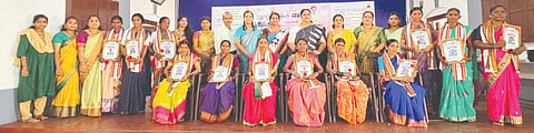ಮೂಡುಬಿದಿರೆ ಪುರಸಭೆ ವತಿಯಿಂದ ನಡೆದ ನಾರಿಯಿಂದ ಸ್ವಚ್ಛತೆಗೆ ಮುನ್ನುಡಿ ಅಭಿಯಾನ, ಮಹಿಳಾ ದಿನಾಚರಣೆ ಕಾರ್ಯಕ್ರಮದಲ್ಲಿ ಸಾಧಕಿಯರನ್ನು ಸನ್ಮಾನಿಸಲಾಯಿತು. ಪುರಸಭೆ ಮುಖ್ಯಾಧಿಕಾರಿ ಇಂದು ಎಂ., ಆಳ್ವಾಸ್ ವೈದ್ಯಕೀಯ ಕಾಲೇಜು ಕಮ್ಯೂನಿಟಿ ಮೆಡಿಸಿನ್ ವಿಭಾಗ ಮುಖ್ಯಸ್ಥೆ ಡಾ.ಚೇತನಾ ಕೋಡ್ಲಿ ಇತರರಿದ್ದರು.