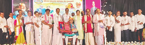  ಮೂಡುಮಾರ್ನಾಡು ಚೇತನ ಯುವಕ ಮಂಡಲ 31ನೇ ವಾರ್ಷಿಕೋತ್ಸವ ಸಮಾರಂಭದಲ್ಲಿ ಉದ್ಯಮಿ ರಾಘು ಸಿ.ಪೂಜಾರಿ ಅವರಿಗೆ ಹುಟ್ಟೂರಿನ ಸನ್ಮಾನವನ್ನು ಅವರ ಪುತ್ರ ರಕ್ಷಿತ್ ಮೂಲಕ ಸಮರ್ಪಿಸಲಾಯಿತು. ಮಾರ್ನಾಡು ಶ್ರೀ ಕ್ಷೇತ್ರ ಹೊಯ್ಪಲಬೆಟ್ಟ ಗರಡಿ ಆಡಳಿತ ಮೊಕ್ತೇಸರ ರಾಜೇಶ್ ಬಳ್ಳಾಲ್, ಸುಬ್ರಹ್ಮಣ್ಯ ಭಟ್, ಯತೀಂದ್ರ ರಾವ್ ಪಾಡಿಮನೆ ಮೊದಲಾದವರಿದ್ದರು.