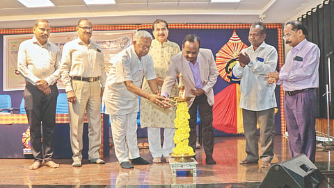 ಆಳ್ವಾಸ್‌ನಲ್ಲಿ ಕಾಲೇಜಿನಲ್ಲಿ ರಾಷ್ಟ್ರೀಯ ವಿಚಾರಸಂಕಿರಣವನ್ನು ಡಾ.ಡಿ.ವಿ ಪರಮಶಿವಮೂರ್ತಿ ಉದ್ಘಾಟಿಸಿದರು. ಕನ್ನಡ ಭಾಷಾ ಅಭಿವೃದ್ಧಿ ಪ್ರಾಧಿಕಾರ ಅಧ್ಯಕ್ಷ ಡಾ.ಪುರುಷೋತ್ತಮ ಬಿಳಿಮಲೆ, ಡಾ.ಮಾಧವ ಪೆರಾಜೆ ಮೊದಲಾದವರಿದ್ದರು.  