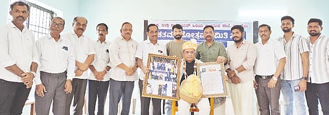  ಇರುವೈಲು ಶಾಲಾ ಶತಮಾನೋತ್ಸವ ಸಮಿತಿ ಸಭೆಯಲ್ಲಿ ಕರ್ನಾಟಕ ಸರ್ಕಾರದ ಅಡ್ವೋಕೇಟ್ ಜನರಲ್ ಇರುವೈಲು ತಾರಾನಾಥ ಪೂಜಾರಿ ಅವರನ್ನು ಸನ್ಮಾನಿಸಲಾಯಿತು. ಸಮಿತಿ ಗೌರವಾಧ್ಯಕ್ಷ ಐ.ಚಂದ್ರಹಾಸ ಶೆಟ್ಟಿ, ದಿವಾಕರ ಪ್ರಭು ನಡುಬಾಳಿಕೆ, ಎಸ್.ಡಿ.ಎಂ.ಸಿ ಅಧ್ಯಕ್ಷ ಸುನೀಲ್ ಕುಮಾರ್ ಕಟ್ಟಣಿಗೆ ಮೊದಲಾದವರಿದ್ದರು.