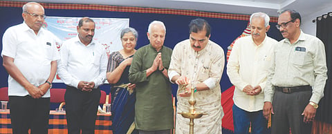  ಆಳ್ವಾಸ್‌ನಲ್ಲಿ ಡಾ.ನರಹಳ್ಳಿ ಬಾಲಸುಬ್ರಮಣ್ಯ ಮತ್ತು ಜೀವನ: ಒಂದು ಪಟ್ಟಾಂಗ-ಪ್ರೀತಿಯ ಸಖ್ಯ-ವಿಶೇಷ ಕಾರ್ಯಕ್ರಮ ನಡೆಯಿತು. ಡಾ.ಎಂ.ಮೋಹನ ಆಳ್ವ, ಉಪನ್ಯಾಸಕಿ ಡಾ.ಸುಧಾರಾಣಿ, ಆಳ್ವಾಸ್ ಕಾಲೇಜಿನ ಪ್ರಾಚಾರ್ಯ ಡಾ.ಕುರಿಯನ್ ಇದ್ದರು.