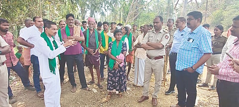 ತೆಂಕಮಿಜಾರಿನಲ್ಲಿ ಸ್ಟೆರ್‌ಲೈಟ್ ಕಾಮಗಾರಿಗೆ ರೈತರು ವಿರೋಧ ವ್ಯಕ್ತಪಡಿಸಿದರು.  