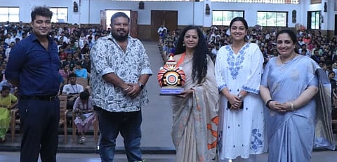   ಆಳ್ವಾಸ್ ರೋಸ್ಟ್ರಮ್ ಸ್ಪೀಕರ್ಸ್ ಕ್ಲಬ್ ವತಿಯಿಂದ ವಿಶೇಷ ಉಪನ್ಯಾಸ ಕಾರ್ಯಕ್ರಮದಲ್ಲಿ ಲೆಫ್ಟಿನೆಂಟ್ ಕರ್ನಲ್ ಅಂಕಿತಾ ಶ್ರೀವಾಸ್ತವ ಅವರನ್ನು ಗೌರವಿಸಲಾಯಿತು. ಆಳ್ವಾಸ್ ಶಿಕ್ಷಣ ಪ್ರತಿಷ್ಠಾನ ಟ್ರಸ್ಟಿ ವಿವೇಕ್ ಆಳ್ವ, ಫೋರಂ ಅಧ್ಯಕ್ಷೆ ಡಾ.ದೀಪಾ ಕೊಠಾರಿ ಮೊದಲಾದವರಿದ್ದರು.  