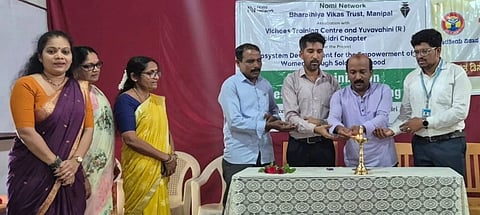ಮೂಡುಬಿದಿರೆಯಲ್ಲಿ ಮಹಿಳೆಯರಿಗಾಗಿ ಉಚಿತ ಫ್ಯಾಷನ್ ಡಿಸೈನ್ ತರಬೇತಿಗೆ ಚಾಲನೆ ನೀಡಲಾಯಿತು. ಯುವವಾಹಿನಿ ಮೂಡುಬಿದಿರೆ ಘಟಕ ಅಧ್ಯಕ್ಷ ಗಿರೀಶ್ ಕೋಟ್ಯಾನ್, ಭಾರತೀಯ ವಿಕಾಸ ಟ್ರಸ್ಟ್ ಕಾರ್ಯಕ್ರಮ ವ್ಯವಸ್ಥಾಪಕ ಜೀವನ್ ಕೊಲ್ಯ ಮೊದಲಾದವರು ಉಪಸ್ಥಿತರಿದ್ದರು.  