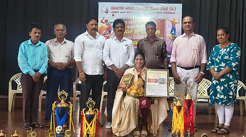 ಗಾಣಿಗರ ಕ್ರೀಡಾಕೂಟದ ಉದ್ಘಾಟನಾ ಕಾರ್ಯಕ್ರಮದಲ್ಲಿ ಶ್ರೀಲಕ್ಷ್ಮೀ ಗಾಣಿಗ ಅವರನ್ನು ಸನ್ಮಾನಿಸಲಾಯಿತು. ರಾಜೇಶ್ ಬಂಗೇರ, ಸೇಸಪ್ಪ ಸಾಲ್ಯಾನ್, ಉದ್ಯಮಿ ರವಿ ಪೂಜಾರಿ ಇದ್ದರು.